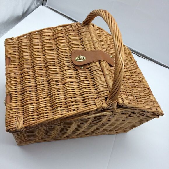 HP!!! 4 Person Wicker Picnic Basket w/Plates, Cups, Cloth Napkins, Table Cloth - Picture 4 of 9